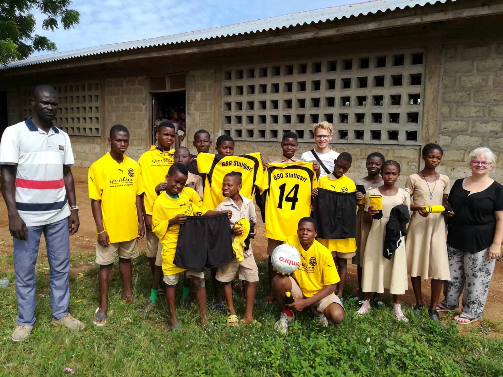 Mehr über den Artikel erfahren GSG Stuttgart spendet Trikots an Gehörlosen Kinder in Togo